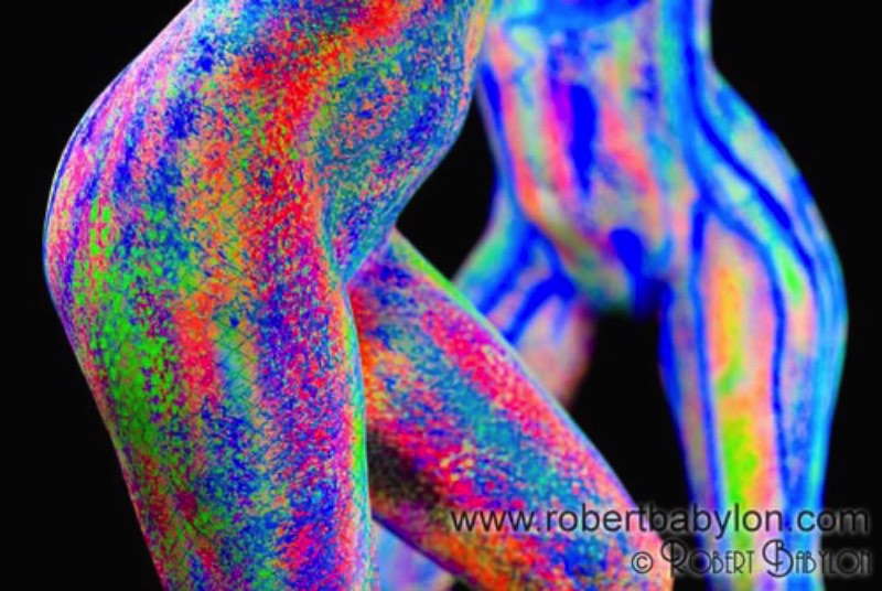 Robert Babylon é um fotógrafo que trabalha com fetish e erotismo de um jeito bem especial. Ele já trabalha com isso há mais de 15 anos e seu trabalho já foi exposto em dezenas de lugares através do mundo. 