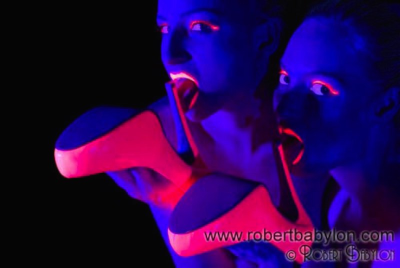 Robert Babylon é um fotógrafo que trabalha com fetish e erotismo de um jeito bem especial. Ele já trabalha com isso há mais de 15 anos e seu trabalho já foi exposto em dezenas de lugares através do mundo. 