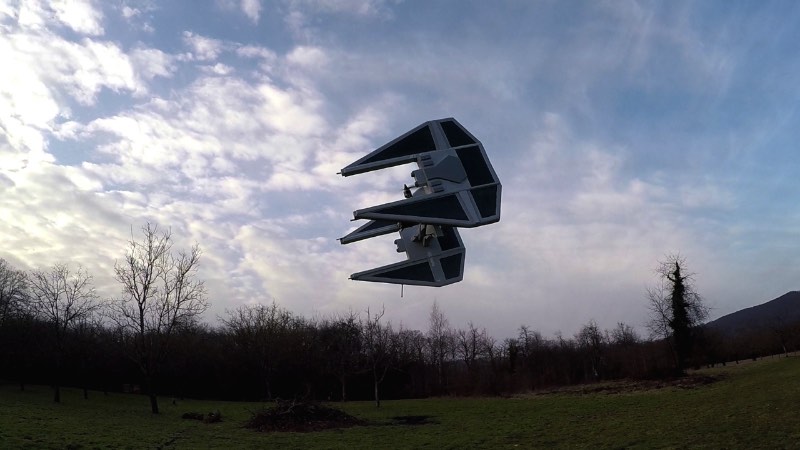 Olivier_C é como é conhecido o francês que criou os drones abaixo. Ele adapta o visual de Star Wars para seus drones e publica seus vídeos online para o prazer de todos os fãs de Guerra nas Estrelas. width=800 height=450 data-wp-pid=74840 srcset=