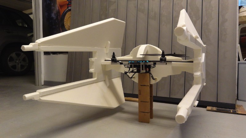Olivier_C é como é conhecido o francês que criou os drones abaixo. Ele adapta o visual de Star Wars para seus drones e publica seus vídeos online para o prazer de todos os fãs de Guerra nas Estrelas.