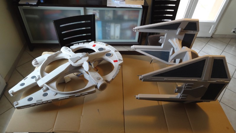 Olivier_C é como é conhecido o francês que criou os drones abaixo. Ele adapta o visual de Star Wars para seus drones e publica seus vídeos online para o prazer de todos os fãs de Guerra nas Estrelas.