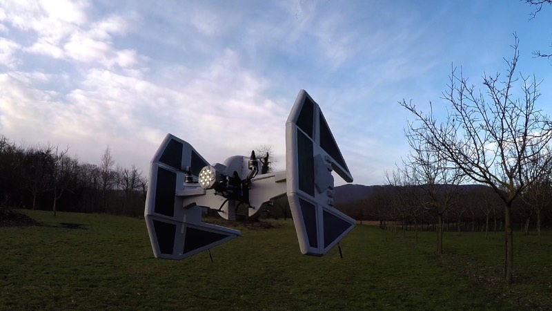 Olivier_C é como é conhecido o francês que criou os drones abaixo. Ele adapta o visual de Star Wars para seus drones e publica seus vídeos online para o prazer de todos os fãs de Guerra nas Estrelas.