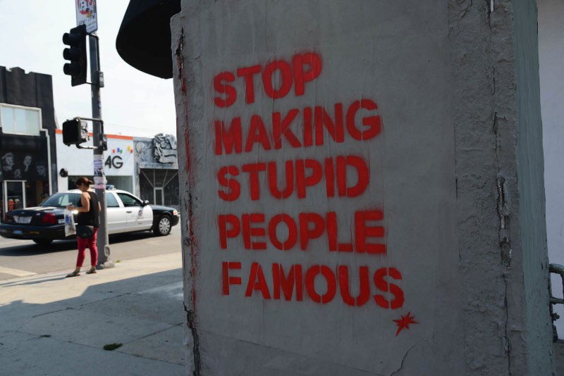 Stop making stupid people famous é o nome do projeto mais famoso do Plastic Jesus, artista de rua de Los Angeles. Já publiquei um artigo sobre isso tem um tempo mas já era hora de atualizar tudo isso.