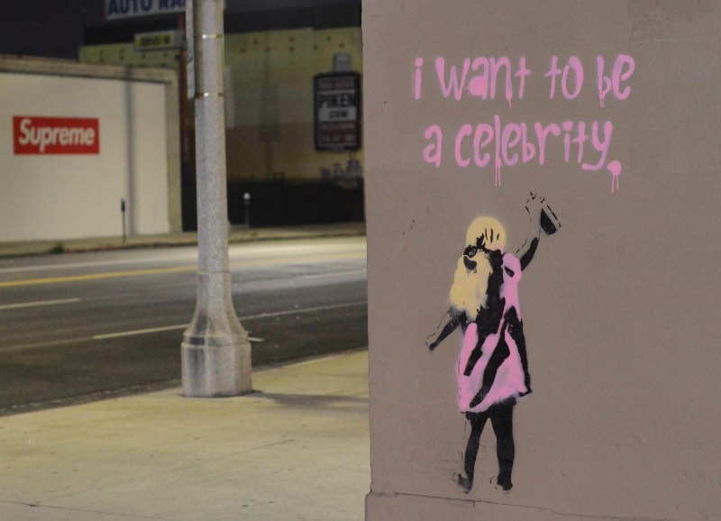 Stop making stupid people famous é o nome do projeto mais famoso do Plastic Jesus, artista de rua de Los Angeles. Já publiquei um artigo sobre isso tem um tempo mas já era hora de atualizar tudo isso.