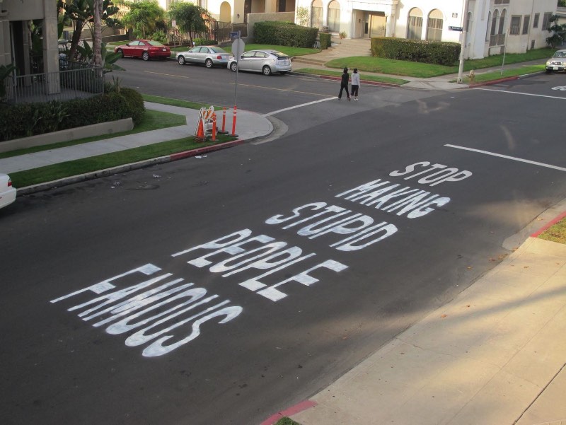 Stop making stupid people famous é o nome do projeto mais famoso do Plastic Jesus, artista de rua de Los Angeles. Já publiquei um artigo sobre isso tem um tempo mas já era hora de atualizar tudo isso.