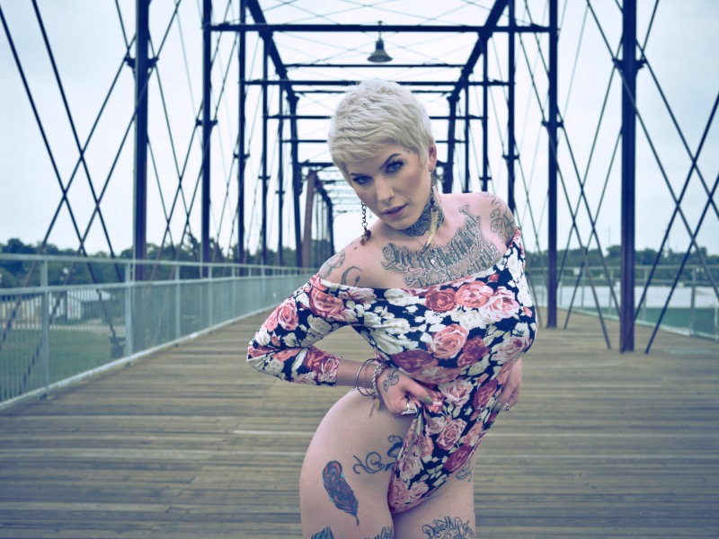 The Lust Project é o blog onde o fotógrafo Aphro Oner publica seus trabalhos mais experimentais e artísticos. As fotos abaixo são um bom exemplo disso e tenho certeza de que vocês vão gostar do que existe por lá. Só tenha um pouco de cuidado para não abrir esses links no trabalho.