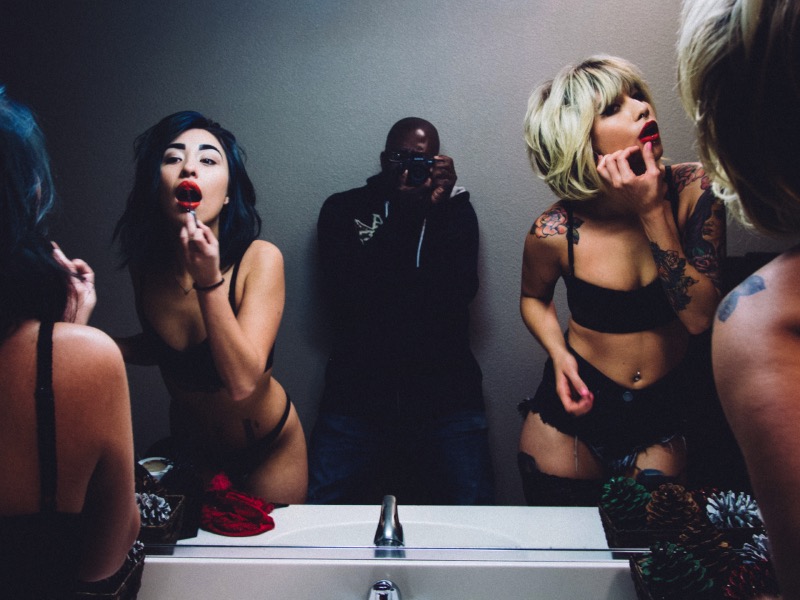 The Lust Project é o blog onde o fotógrafo Aphro Oner publica seus trabalhos mais experimentais e artísticos. As fotos abaixo são um bom exemplo disso e tenho certeza de que vocês vão gostar do que existe por lá. Só tenha um pouco de cuidado para não abrir esses links no trabalho.