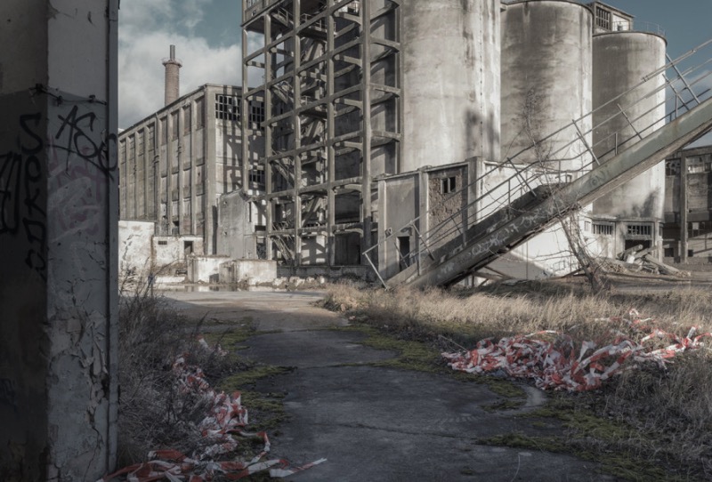 Markus Lehr fotografa as ruínas das sociedades modernas ocidentais. Ele retrata como esses cenários manufaturados chegam ao fim e o contraste que as cidades tem quando comparados com esses locais industriais que são deixados para o tempo.