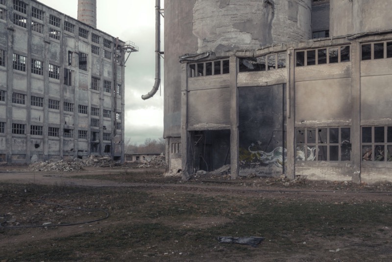 Markus Lehr fotografa as ruínas das sociedades modernas ocidentais. Ele retrata como esses cenários manufaturados chegam ao fim e o contraste que as cidades tem quando comparados com esses locais industriais que são deixados para o tempo.