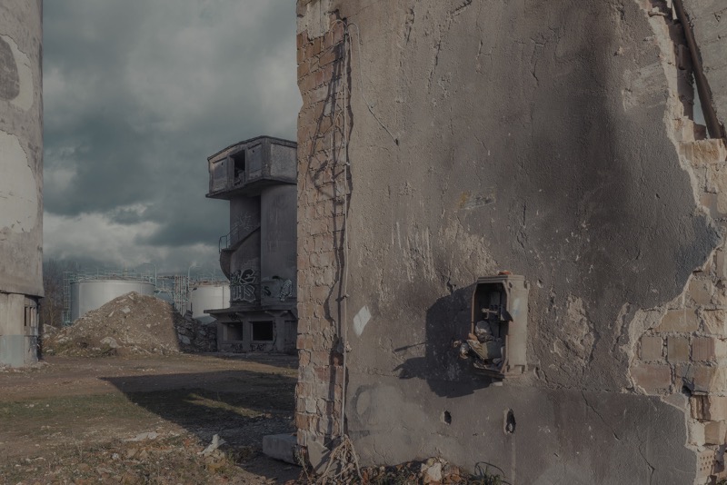 Markus Lehr fotografa as ruínas das sociedades modernas ocidentais. Ele retrata como esses cenários manufaturados chegam ao fim e o contraste que as cidades tem quando comparados com esses locais industriais que são deixados para o tempo.