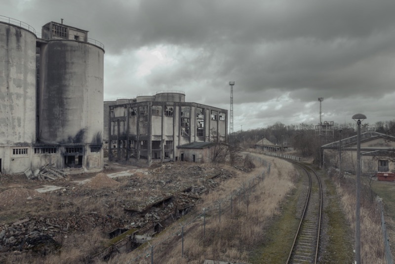 Markus Lehr fotografa as ruínas das sociedades modernas ocidentais. Ele retrata como esses cenários manufaturados chegam ao fim e o contraste que as cidades tem quando comparados com esses locais industriais que são deixados para o tempo.