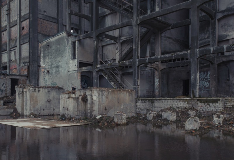 Markus Lehr fotografa as ruínas das sociedades modernas ocidentais. Ele retrata como esses cenários manufaturados chegam ao fim e o contraste que as cidades tem quando comparados com esses locais industriais que são deixados para o tempo.