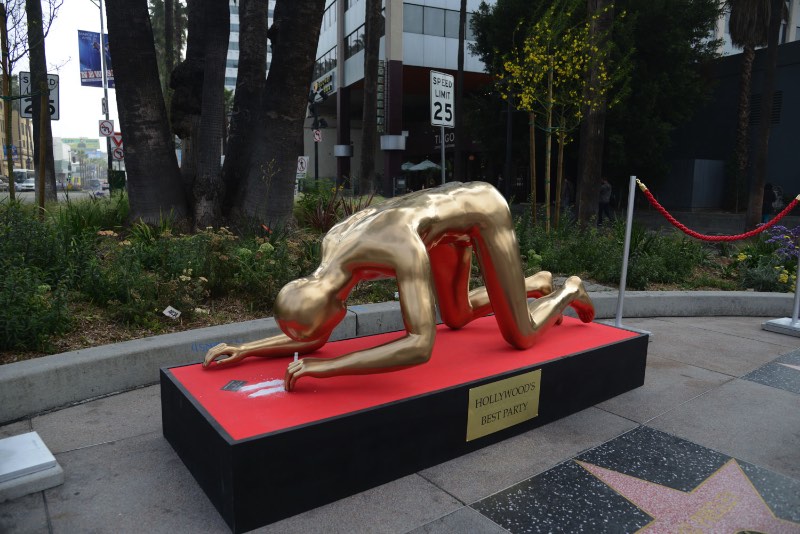 Stop making stupid people famous é o nome do projeto mais famoso do Plastic Jesus, artista de rua de Los Angeles. Já publiquei um artigo sobre isso tem um tempo mas já era hora de atualizar tudo isso.
