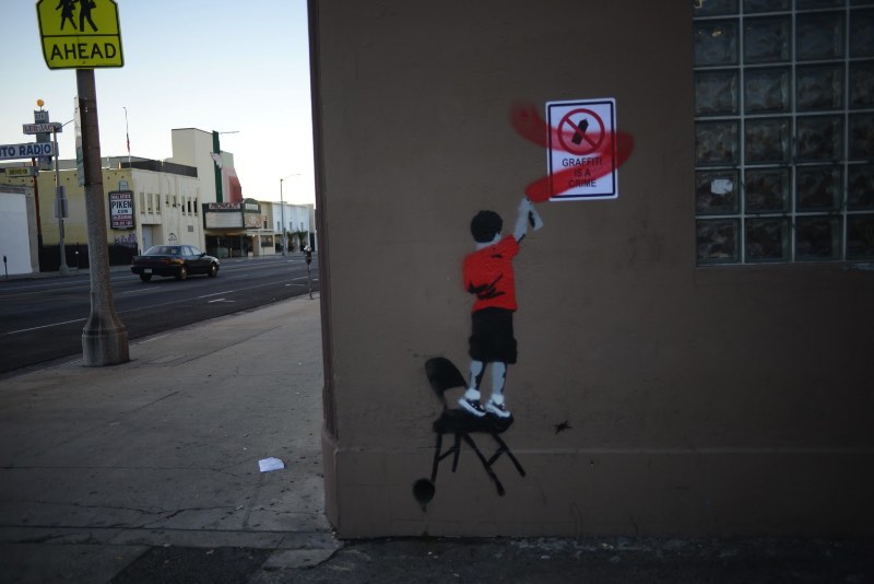 Stop making stupid people famous é o nome do projeto mais famoso do Plastic Jesus, artista de rua de Los Angeles. Já publiquei um artigo sobre isso tem um tempo mas já era hora de atualizar tudo isso.