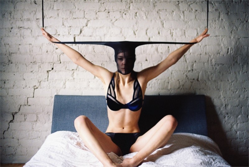 25th Hour é o nome desse projeto fotográfico de Can Dagarslani que Elishka Ku em estranhas poses que alguns chamariam de sensuais.