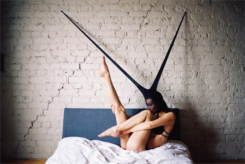 25th Hour é o nome desse projeto fotográfico de Can Dagarslani que Elishka Ku em estranhas poses que alguns chamariam de sensuais.