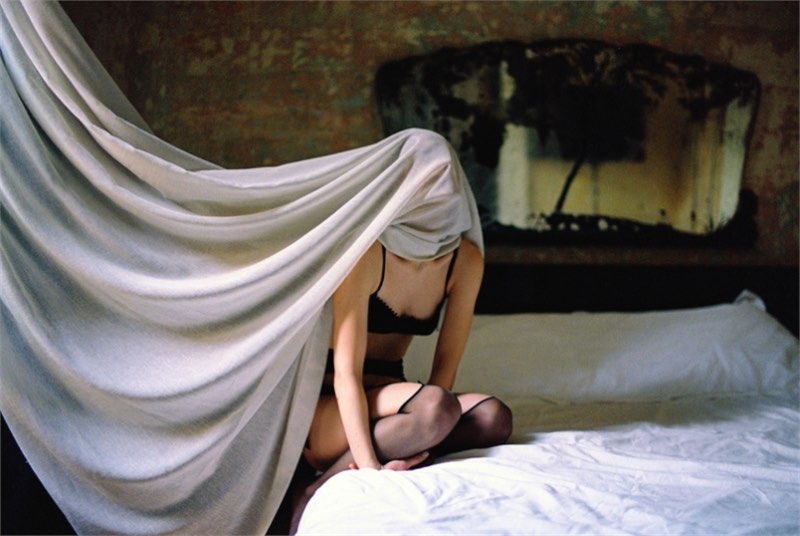 25th Hour é o nome desse projeto fotográfico de Can Dagarslani que Elishka Ku em estranhas poses que alguns chamariam de sensuais.