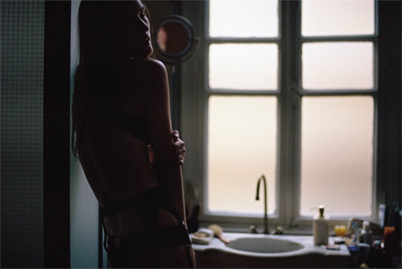 25th Hour é o nome desse projeto fotográfico de Can Dagarslani que Elishka Ku em estranhas poses que alguns chamariam de sensuais.
