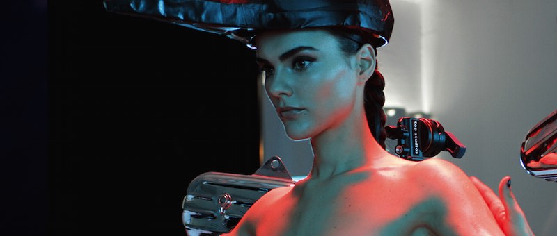 River Island x JP Braganza é o novo filme do pessoal do DVEIN, estúdio de design que deveria ter mais destaque aqui no site. No filme que você pode ver abaixo, eles trabalharam com uma ideia que me lembrou muito uma estranha mistura de motos da Harley Davidson com beija flores feitos de aço cromado e alguma coisa de H. R. Giger.
