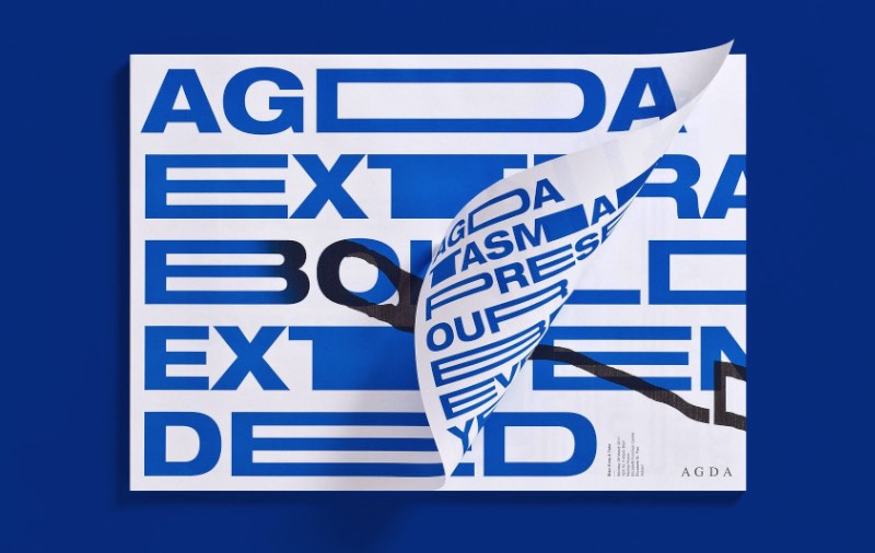 Design by Toko é um estúdio de design gráfico que trabalha com soluções mais do que criativas para comércio e cultura. Do conceito, passando pelo design e até o produto final, eles trabalham com todo o processo de design. Seja ele branding e identidade visual, design gráfico, internet ou o que mais você pensar.