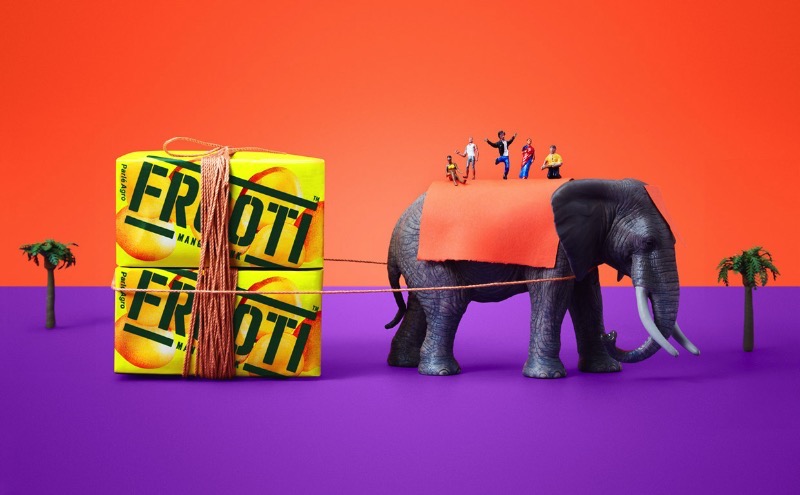 Frooti é uma das marcas de suco mais antigas e amadas da Índia. Depois que eles resolveram mudar o logo e o branding da marca, belíssima criação da Pentagram por assim dizer, ele entraram em contato com a Sagmeister & Walsh para criar uma linguagem visual, conceitos visuais e uma estratégia de marca para o relançamento da Frooti através de materiais impressos, redes sociais, jogos e comerciais de tv.