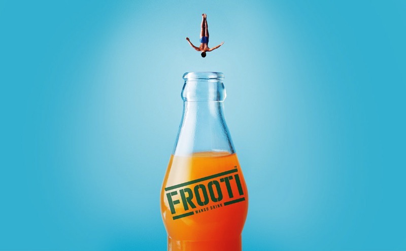 Frooti é uma das marcas de suco mais antigas e amadas da Índia. Depois que eles resolveram mudar o logo e o branding da marca, belíssima criação da Pentagram por assim dizer, ele entraram em contato com a Sagmeister & Walsh para criar uma linguagem visual, conceitos visuais e uma estratégia de marca para o relançamento da Frooti através de materiais impressos, redes sociais, jogos e comerciais de tv.