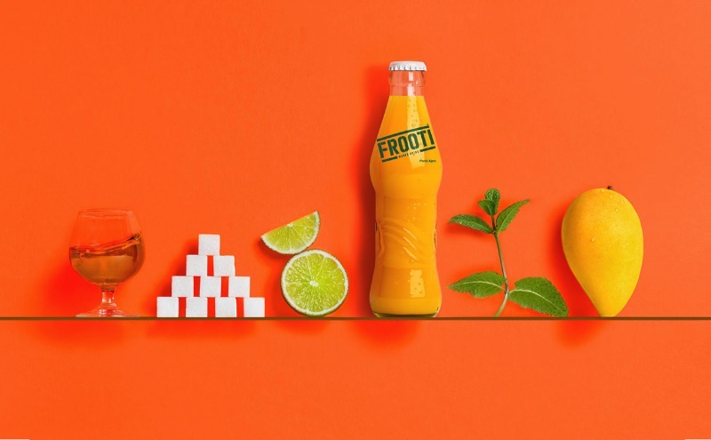 Frooti é uma das marcas de suco mais antigas e amadas da Índia. Depois que eles resolveram mudar o logo e o branding da marca, belíssima criação da Pentagram por assim dizer, ele entraram em contato com a Sagmeister & Walsh para criar uma linguagem visual, conceitos visuais e uma estratégia de marca para o relançamento da Frooti através de materiais impressos, redes sociais, jogos e comerciais de tv.