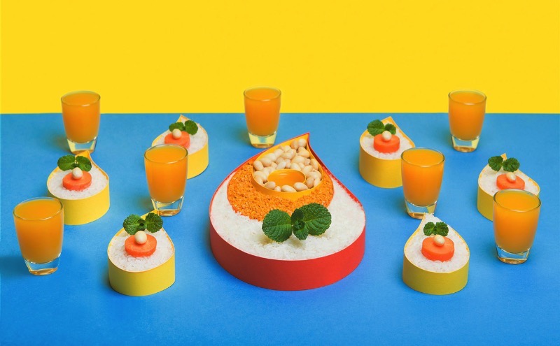 Frooti é uma das marcas de suco mais antigas e amadas da Índia. Depois que eles resolveram mudar o logo e o branding da marca, belíssima criação da Pentagram por assim dizer, ele entraram em contato com a Sagmeister & Walsh para criar uma linguagem visual, conceitos visuais e uma estratégia de marca para o relançamento da Frooti através de materiais impressos, redes sociais, jogos e comerciais de tv.