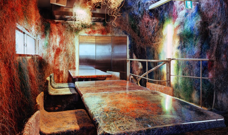 Tetchan Yakitori Bar é o nome do bar que você está vendo nas fotos desse artigo. Ele fica no subúrbio de Tóquio, em uma cidade chamada Kichijoji, e foi decorado pelo pessoal do Kengo Kuma and Associates.
