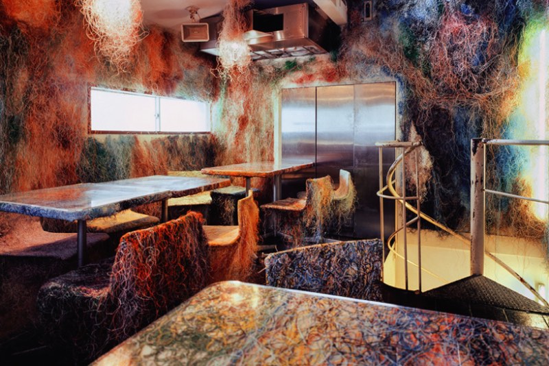 Tetchan Yakitori Bar é o nome do bar que você está vendo nas fotos desse artigo. Ele fica no subúrbio de Tóquio, em uma cidade chamada Kichijoji, e foi decorado pelo pessoal do Kengo Kuma and Associates.