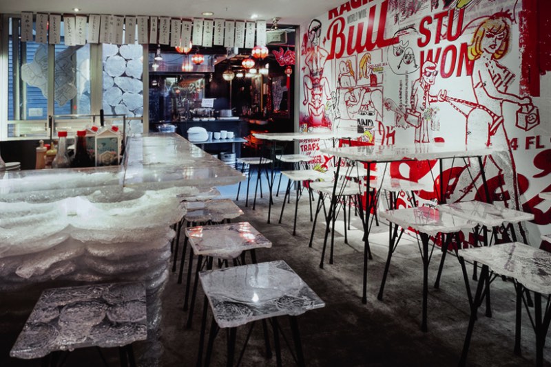 Tetchan Yakitori Bar é o nome do bar que você está vendo nas fotos desse artigo. Ele fica no subúrbio de Tóquio, em uma cidade chamada Kichijoji, e foi decorado pelo pessoal do Kengo Kuma and Associates.
