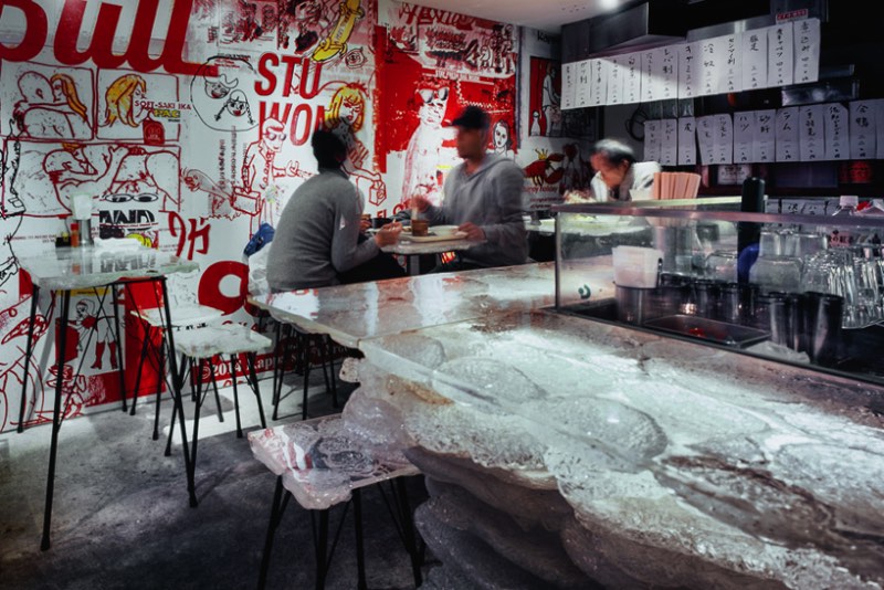 Tetchan Yakitori Bar é o nome do bar que você está vendo nas fotos desse artigo. Ele fica no subúrbio de Tóquio, em uma cidade chamada Kichijoji, e foi decorado pelo pessoal do Kengo Kuma and Associates.
