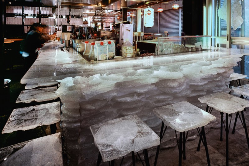 Tetchan Yakitori Bar é o nome do bar que você está vendo nas fotos desse artigo. Ele fica no subúrbio de Tóquio, em uma cidade chamada Kichijoji, e foi decorado pelo pessoal do Kengo Kuma and Associates.