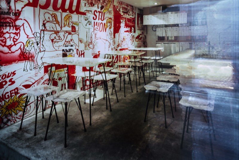 Tetchan Yakitori Bar é o nome do bar que você está vendo nas fotos desse artigo. Ele fica no subúrbio de Tóquio, em uma cidade chamada Kichijoji, e foi decorado pelo pessoal do Kengo Kuma and Associates.