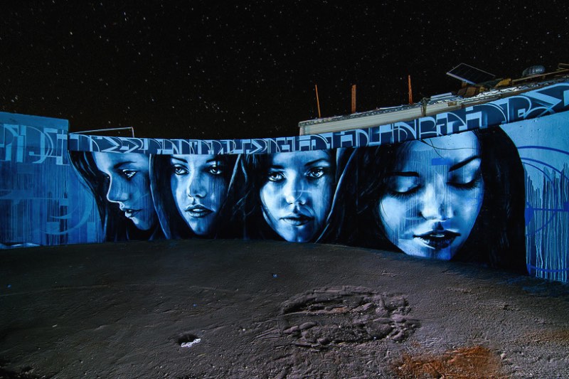 Nos desertos da Califórnia foi onde a artista Christina Angelina encontrou o espaço que ela queria para pintar Kinetoscope, um mural circular dentro de uma caixa d'água abandonada. 
