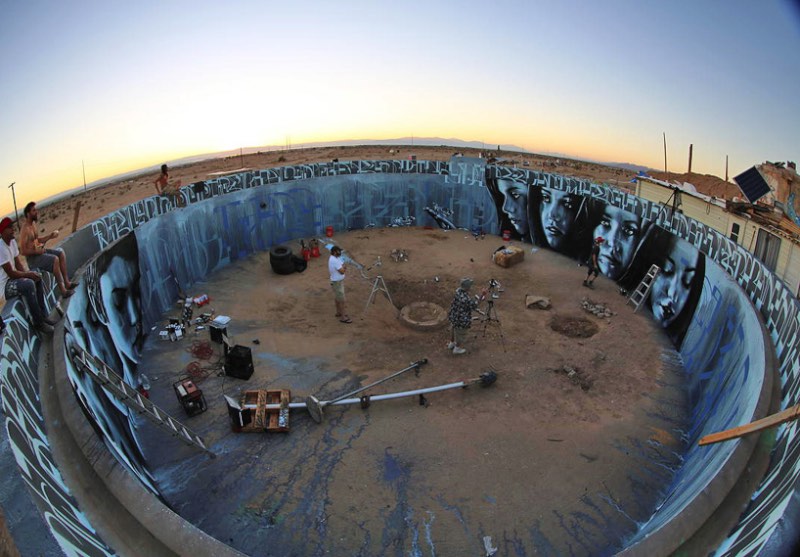 Nos desertos da Califórnia foi onde a artista Christina Angelina encontrou o espaço que ela queria para pintar Kinetoscope, um mural circular dentro de uma caixa d'água abandonada.