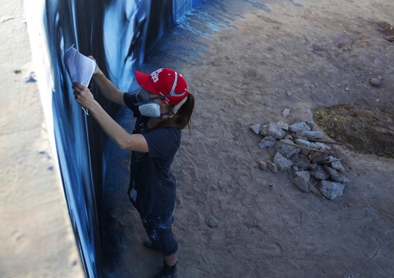 Nos desertos da Califórnia foi onde a artista Christina Angelina encontrou o espaço que ela queria para pintar Kinetoscope, um mural circular dentro de uma caixa d'água abandonada.