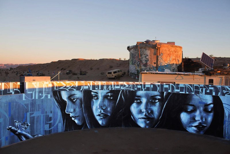 Nos desertos da Califórnia foi onde a artista Christina Angelina encontrou o espaço que ela queria para pintar Kinetoscope, um mural circular dentro de uma caixa d'água abandonada.