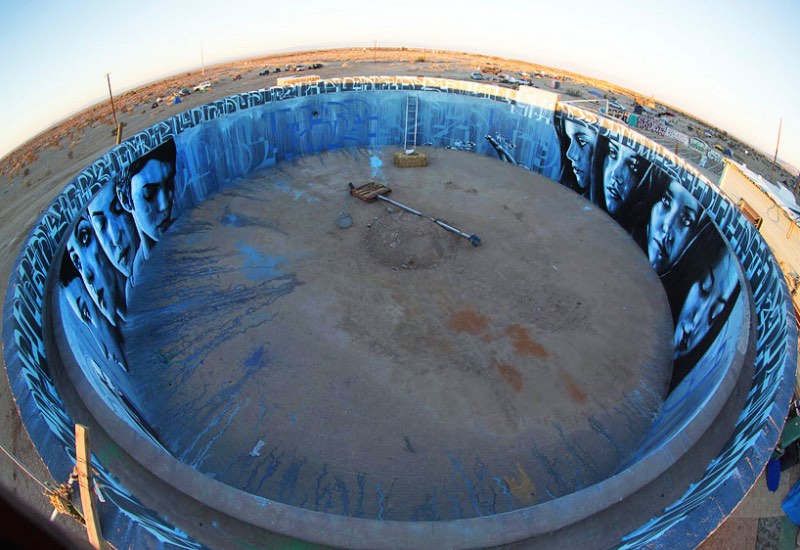 Nos desertos da Califórnia foi onde a artista Christina Angelina encontrou o espaço que ela queria para pintar Kinetoscope, um mural circular dentro de uma caixa d'água abandonada.