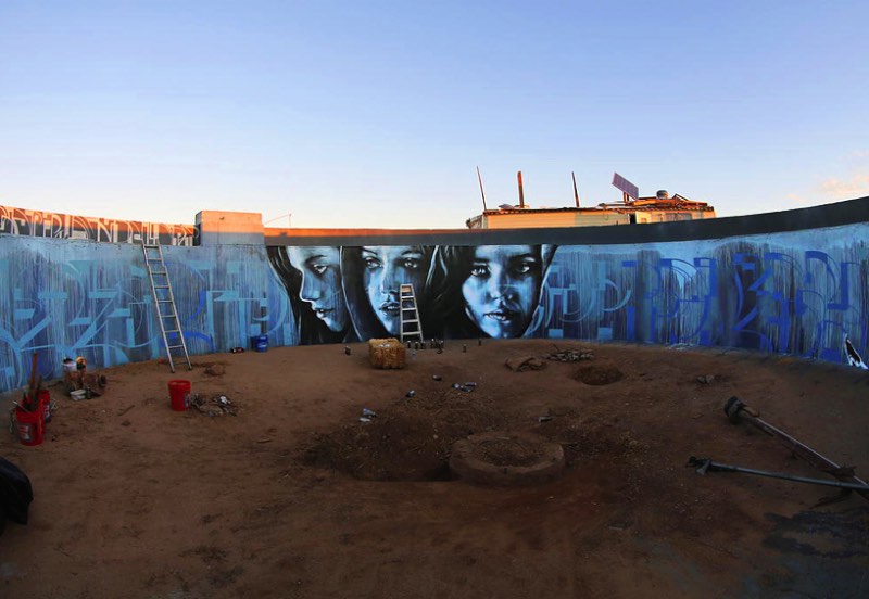 Nos desertos da Califórnia foi onde a artista Christina Angelina encontrou o espaço que ela queria para pintar Kinetoscope, um mural circular dentro de uma caixa d'água abandonada.