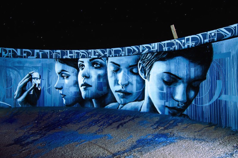 Nos desertos da Califórnia foi onde a artista Christina Angelina encontrou o espaço que ela queria para pintar Kinetoscope, um mural circular dentro de uma caixa d'água abandonada.