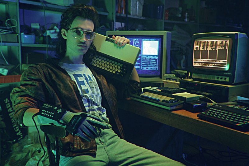 David Hasselhoff, Hitler, Soldados Nazistas, Vikings com metralhadoras, Thor, dinossauros e sei lá mais o que... Kung Fury já pode ser considerado o filme do ano só por conseguir inserir todos esses elementos no mesmo video.
