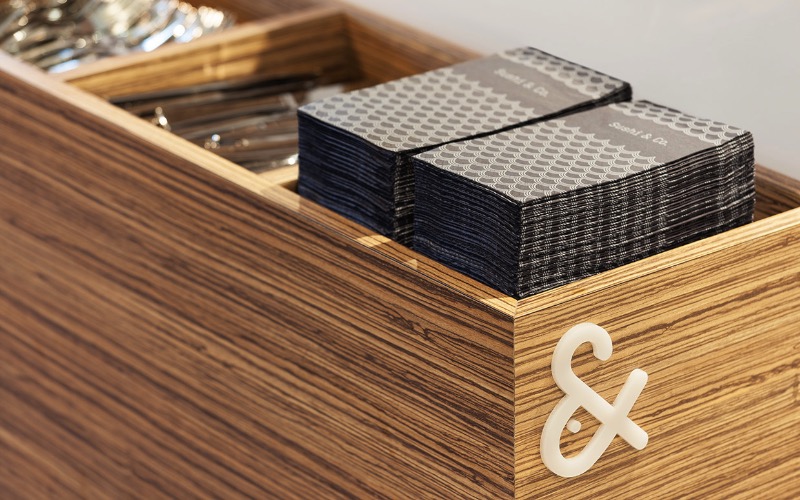 Sushi & Co. é o nome de um restaurante de sushis num navio de cruzeiro no Mar Báltico. Eles precisavam de uma nova identidade visual e um logo e o pessoal da BOND Creative Agency resolveu esse problema de um jeito que eu adorei.