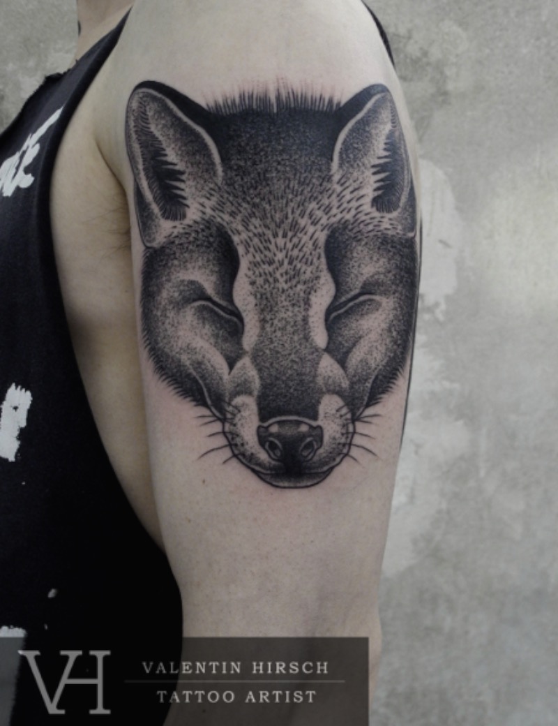Valentin Hirsch é um dos tatuadores mais famosos aqui de Berlin. Seu trabalho é, normalmente, cercado de temas de animais e feitos usando a técnica de pontilhismo.