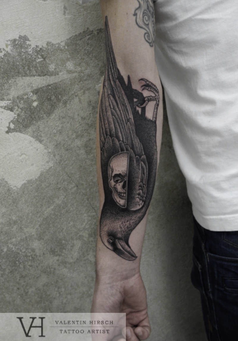 Valentin Hirsch é um dos tatuadores mais famosos aqui de Berlin. Seu trabalho é, normalmente, cercado de temas de animais e feitos usando a técnica de pontilhismo.