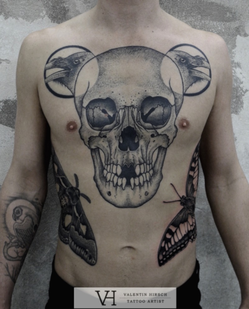 Valentin Hirsch é um dos tatuadores mais famosos aqui de Berlin. Seu trabalho é, normalmente, cercado de temas de animais e feitos usando a técnica de pontilhismo.