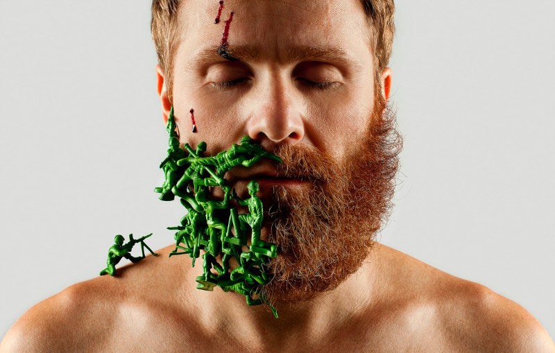 Selfies e barbas foi o que Adriano Alarcon resolveu explorar nesse projeto fotográfico. Foram 4 meses para deixar a barba crescer e pronto.
