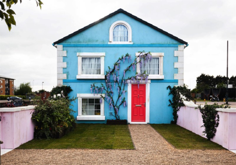 O Airbnb e a TBWA resolveram mostrar o que o site pode fazer com uma casa flutuante no meio do rio Tâmisa em Londres. Estranho? Claro!