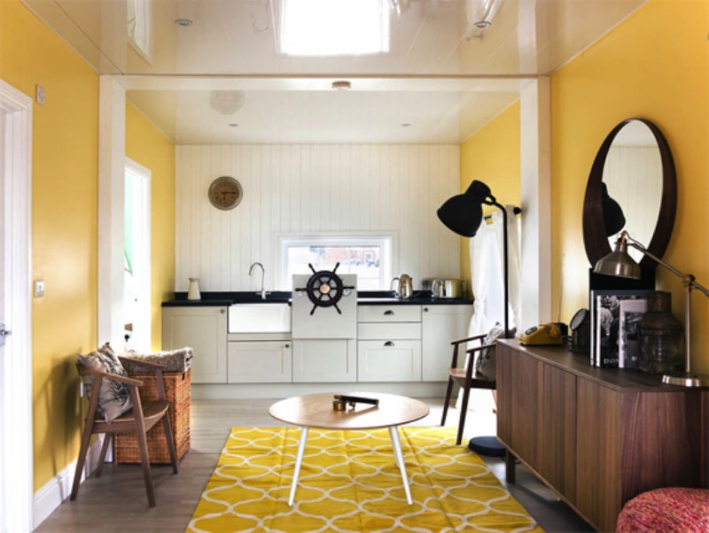 O Airbnb resolveu colocar uma casa flutuante no meio do Tâmisa, em Londres. A ideia dessa campanha de publicidade é mostrar o que o Airbnb tem a oferecer para as pessoas de Londres. E foi com uma casa no meio de um rio que os diretores de criação da TBWA acharam que esse problema seria solucionado.