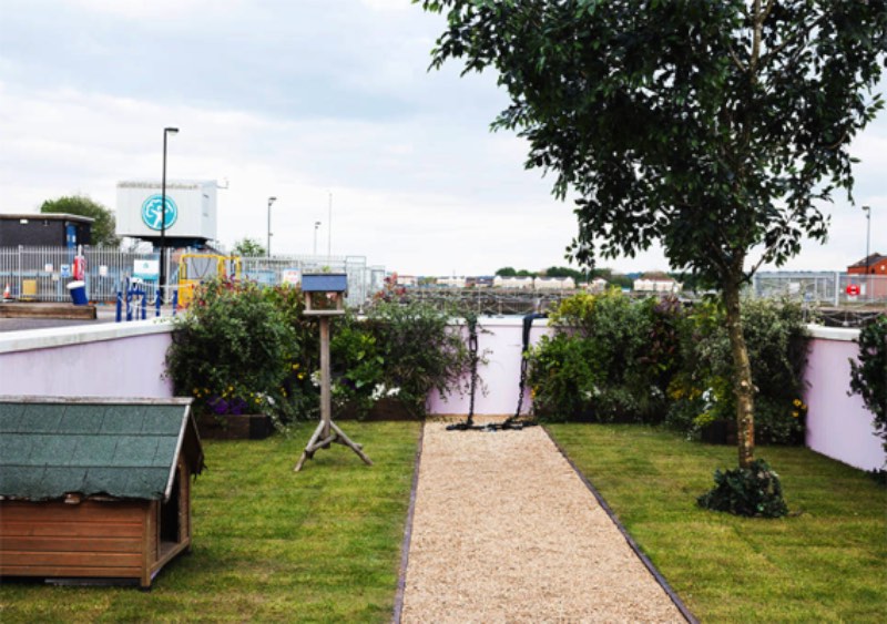O Airbnb resolveu colocar uma casa flutuante no meio do Tâmisa, em Londres. A ideia dessa campanha de publicidade é mostrar o que o Airbnb tem a oferecer para as pessoas de Londres. E foi com uma casa no meio de um rio que os diretores de criação da TBWA acharam que esse problema seria solucionado.